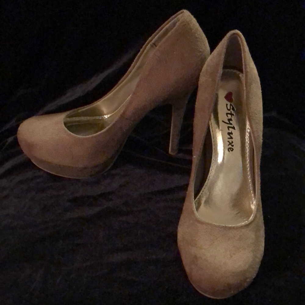 Women size 6 Styluxe heels. Like new condition.